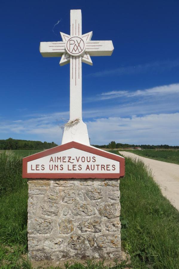 مبيت وإفطار Avaray La Ferme De L'Isle Et Sa Roulotte المظهر الخارجي الصورة